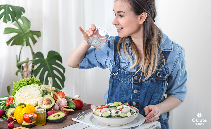 woman eating healthy